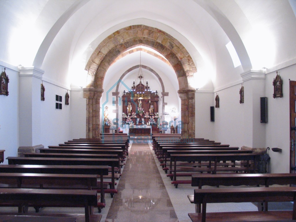 Vista del interior de la iglesia desde los pies