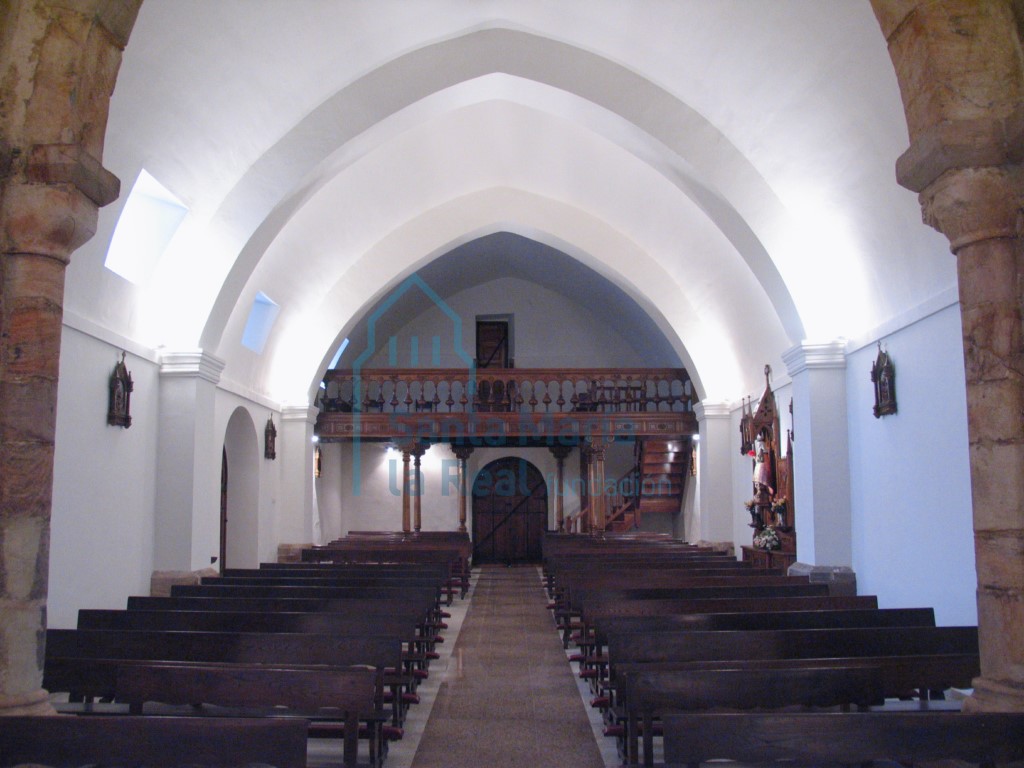 Vista del interior de la iglesia hacia los pies