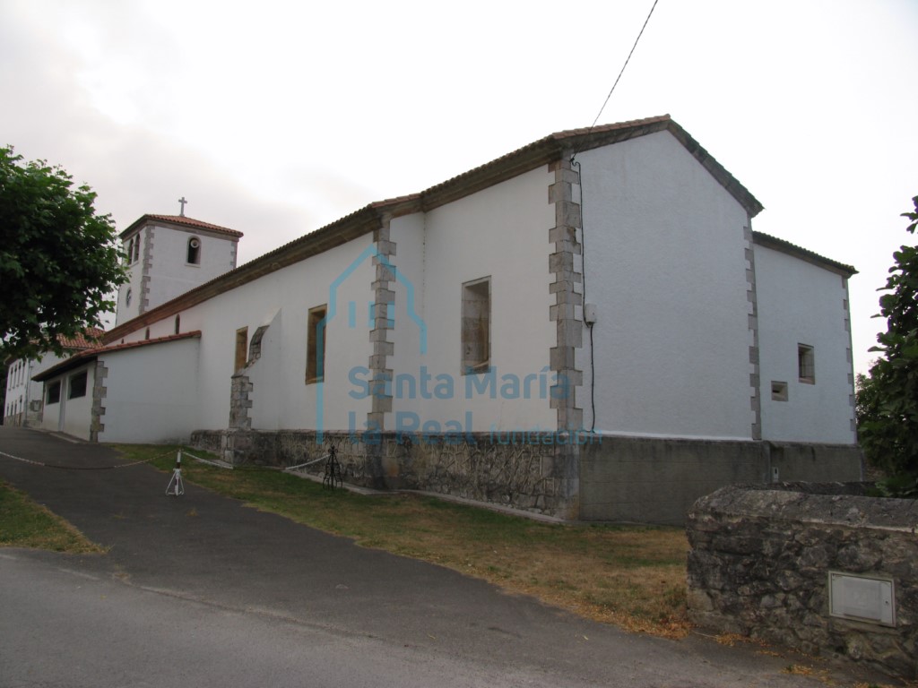 Vista del exterior de la iglesia desde el sureste