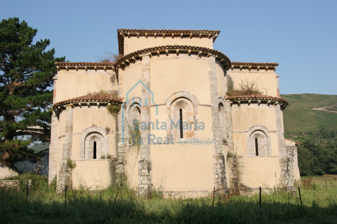 Exterior de la cabecera tripartita