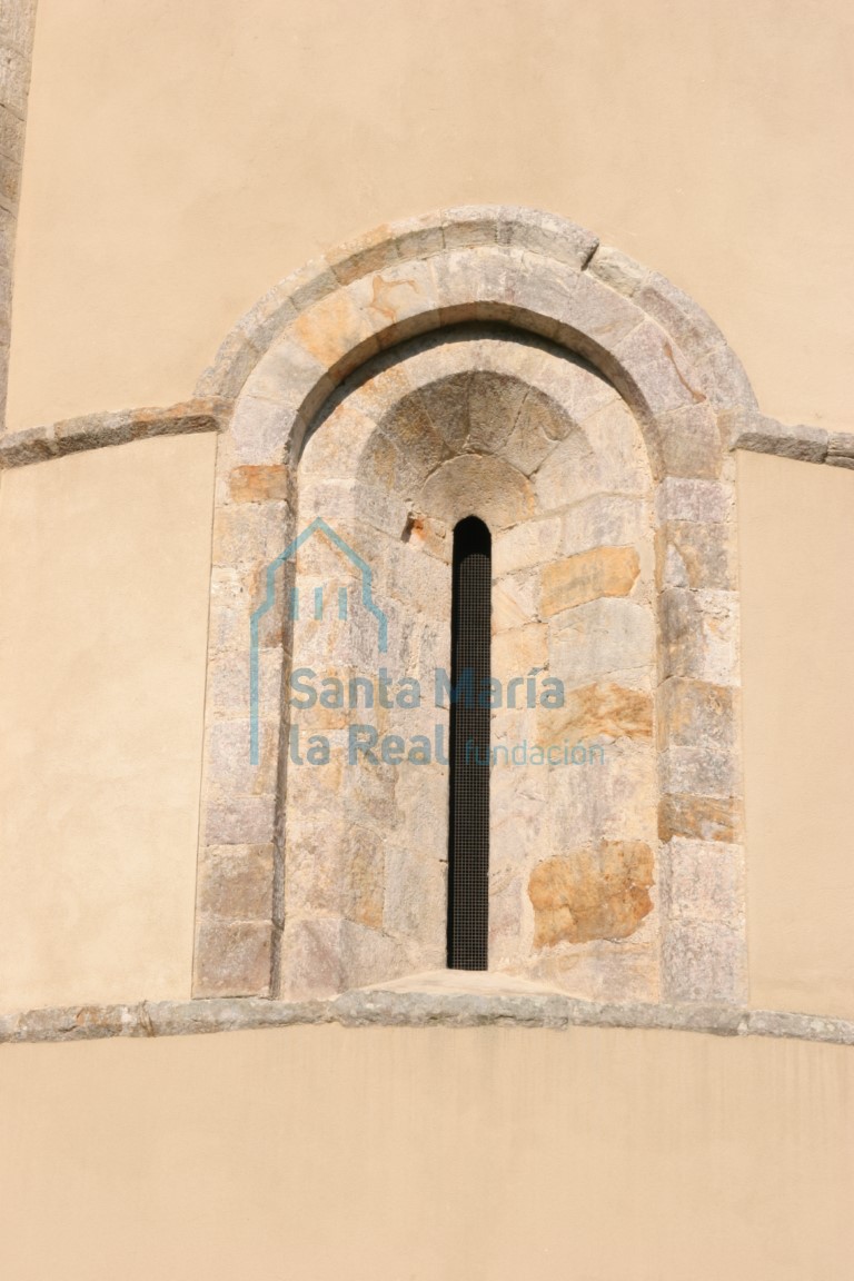 Ventana del ábside central de la cabecera