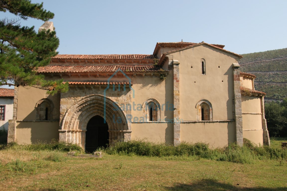 Vista de la fachada sur de la iglesia
