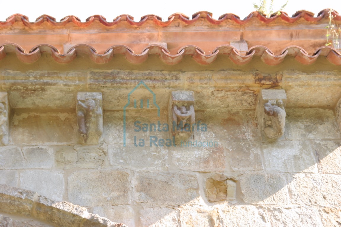 Canecillos de la portada sur