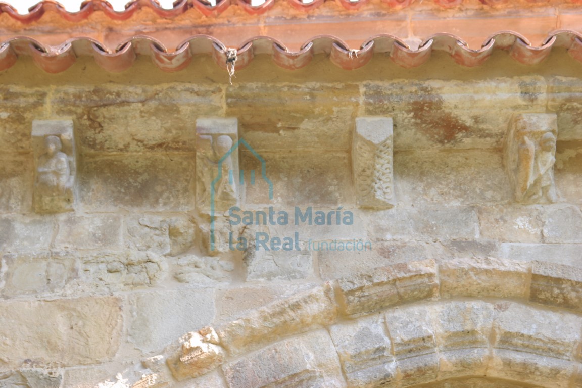 Canecillos de la portada sur