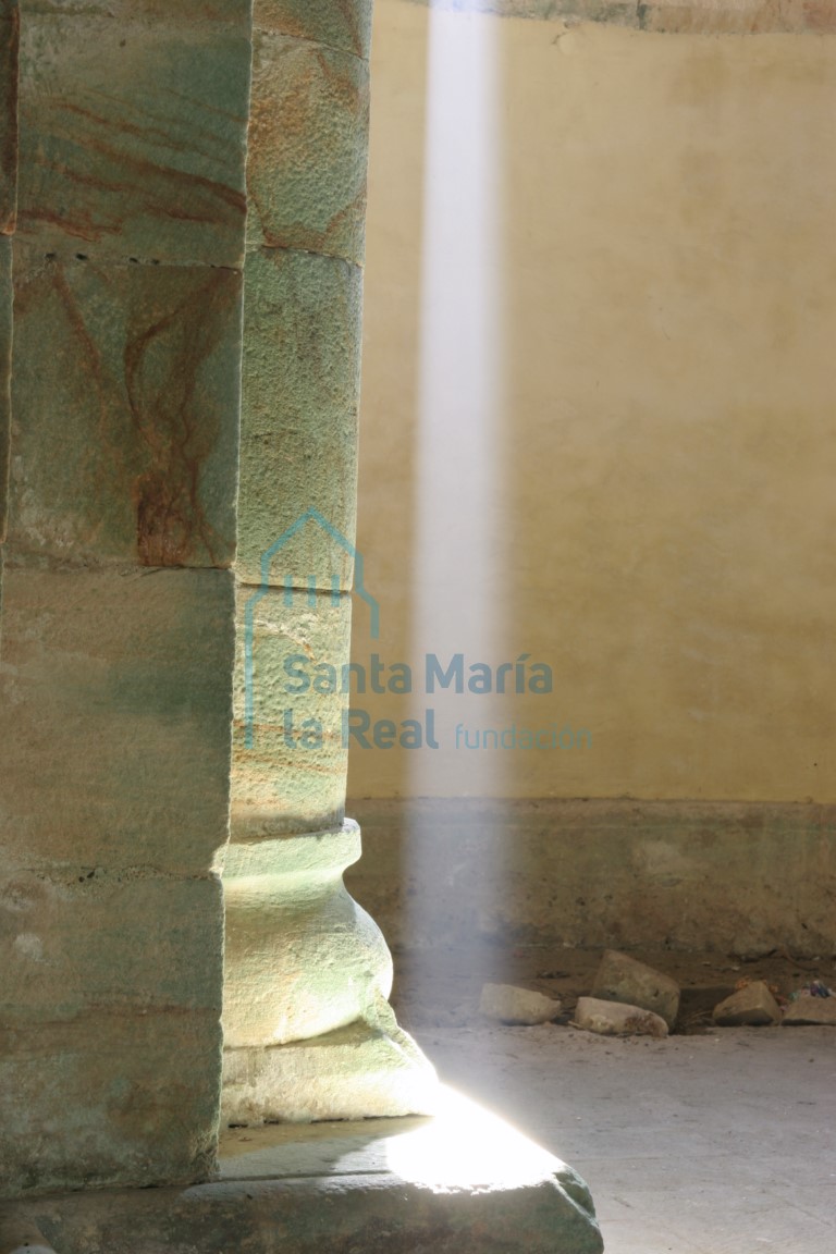 Detalle del pilar compuesto del ábside de la epístola