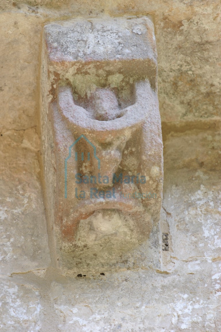 Detalle de un canecillo de la portada sur