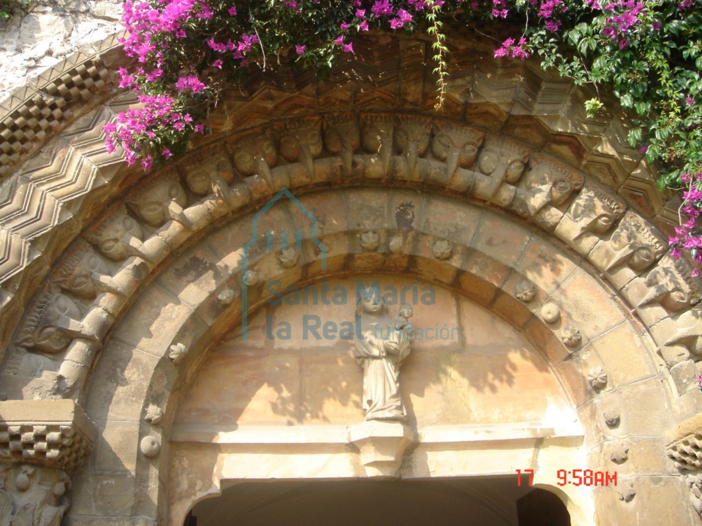 Detalle de la portada románica de la iglesia de San Juan, originalmente en Mieres (La Pasera)