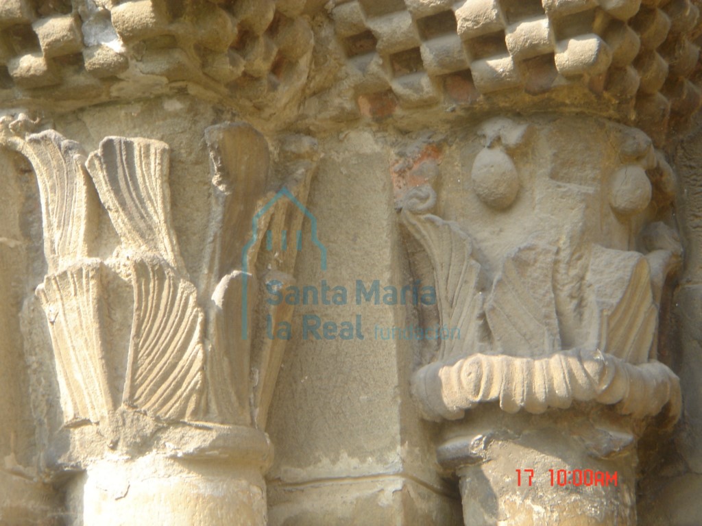 Capiteles del lado izquierdo de la portada románica de la iglesia de San Juan de Mieres (La Pasera)