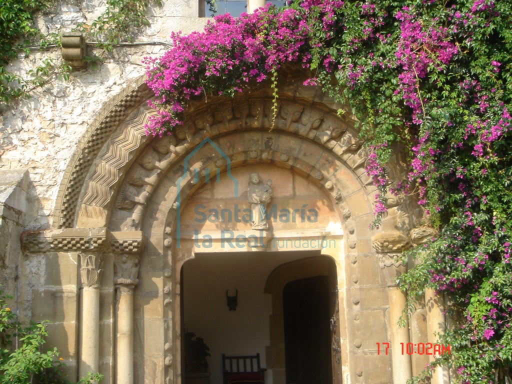 Detalle de la portada románica de la iglesia de San Juan de Mieres (La Pasera)
