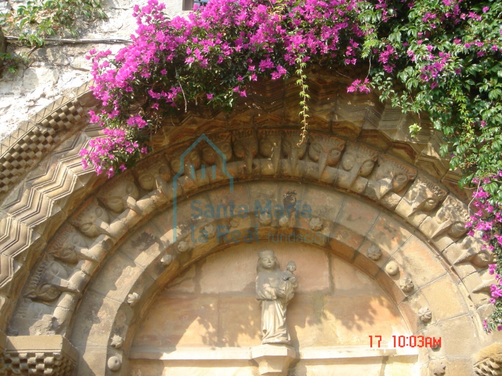 Detalle de la portada románica procedente de la iglesia de San Juan de Mieres (La Pasera)