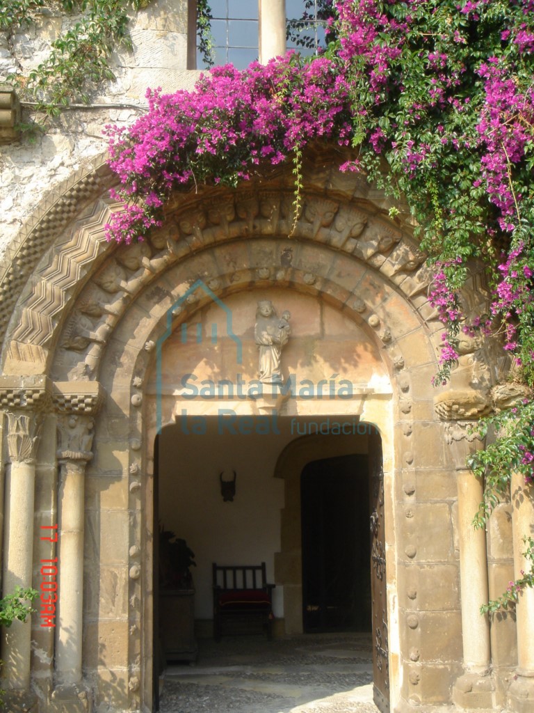 Portada románica procedente de la iglesia de San Juan de Mieres (La Pasera)