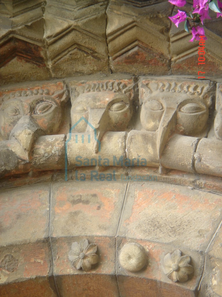 Detalle de las arquivoltas de la portada románica prodedente de la iglesia de San Juan de Mieres (La Pasera). Break-heads (cabezas de pico)