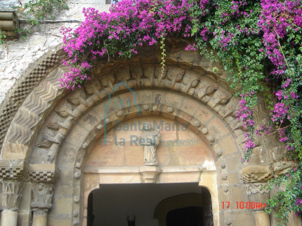 Detalle de la portada románica procedente de la iglesia de San Juan de Mieres (La Pasera)