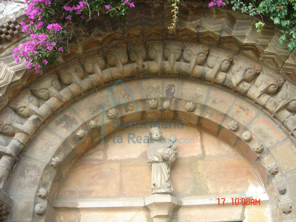 Detalle de la portada románica procedente de la iglesia de San Juan de Mieres (La Pasera)