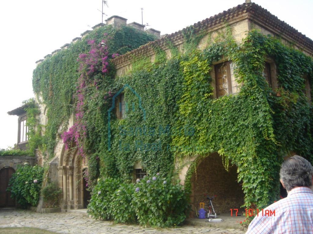 Portada de la iglesia de San Juan de Mieres (La Pasera) en el Palacio del Conde de Rodríguez Sampedro. La Pedrera