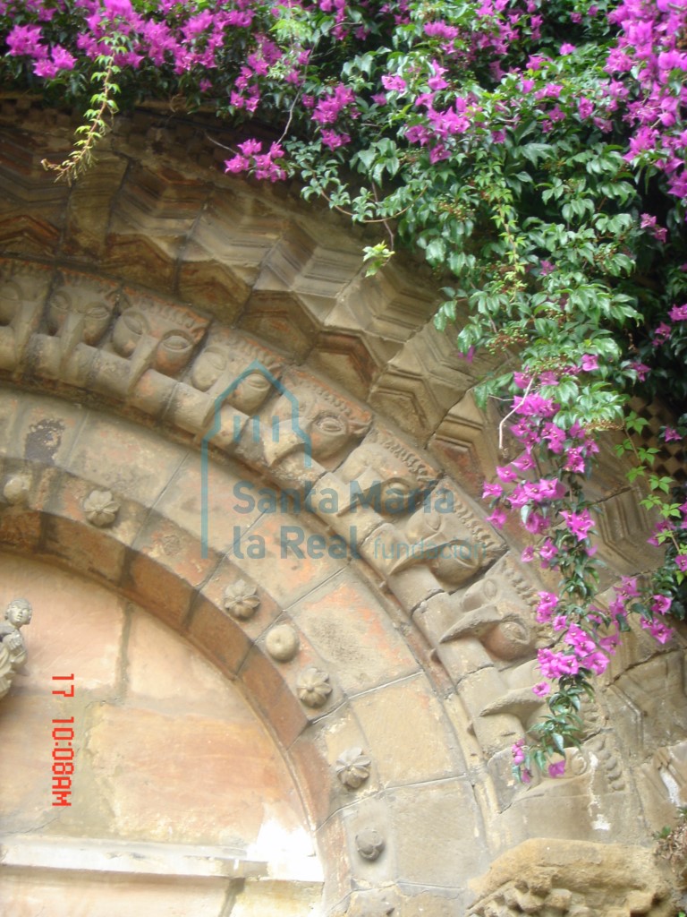 Detalle de las arquivoltas de la portada románica de la iglesia de San Juan (La Pasera). Break-heads (cabezas de pico)