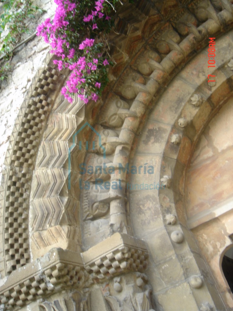 Detalle de las arquivoltas de la portada románica de la iglesia de San Juan (La Pasera). Break-heads (cabezas de pico)