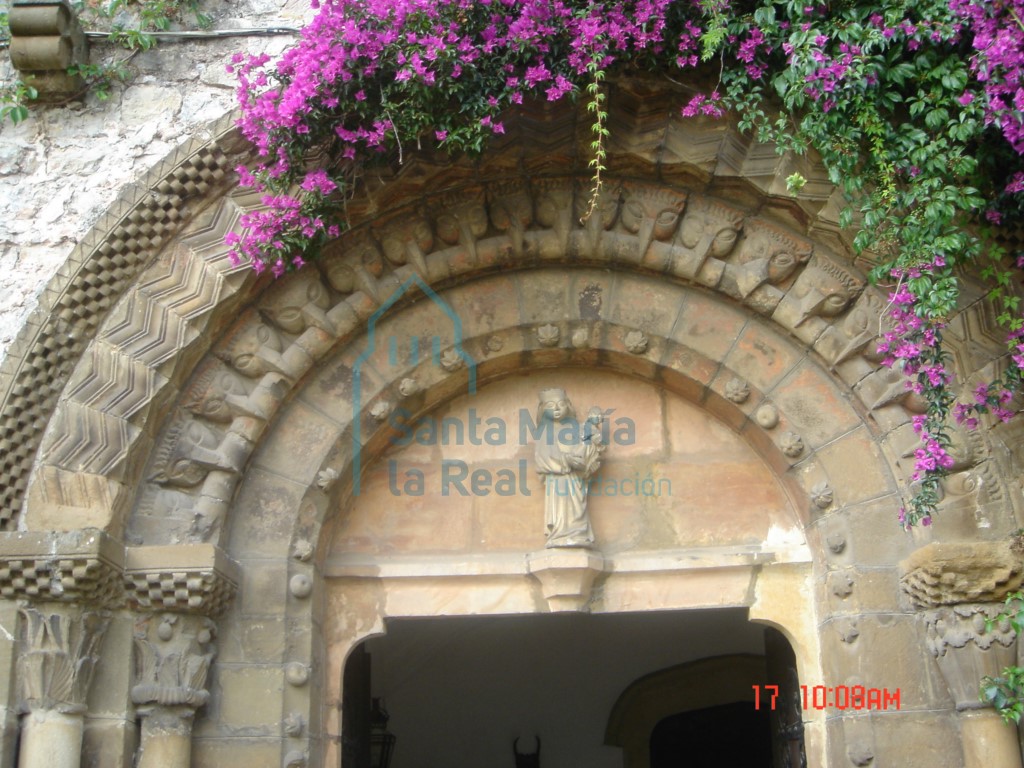 Detalle de la portada románica de la iglesia de San Juan (La Pasera)