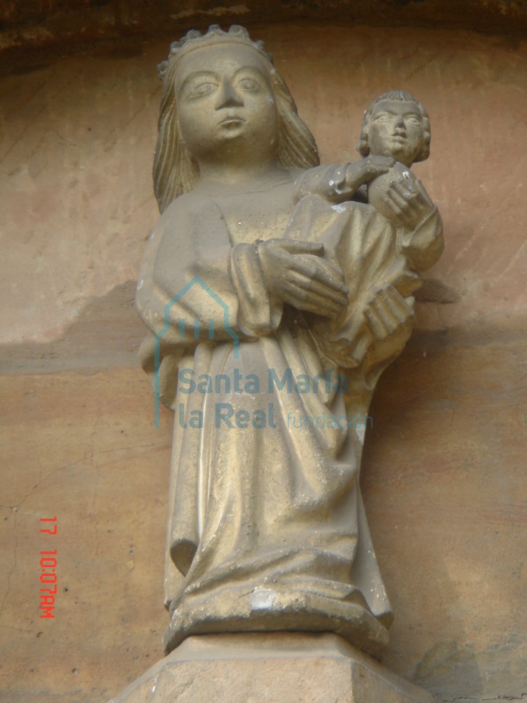 Detalle del timpano de la portada románica procedente de la iglesia de San Juan (La Pasera). Virgen con niño