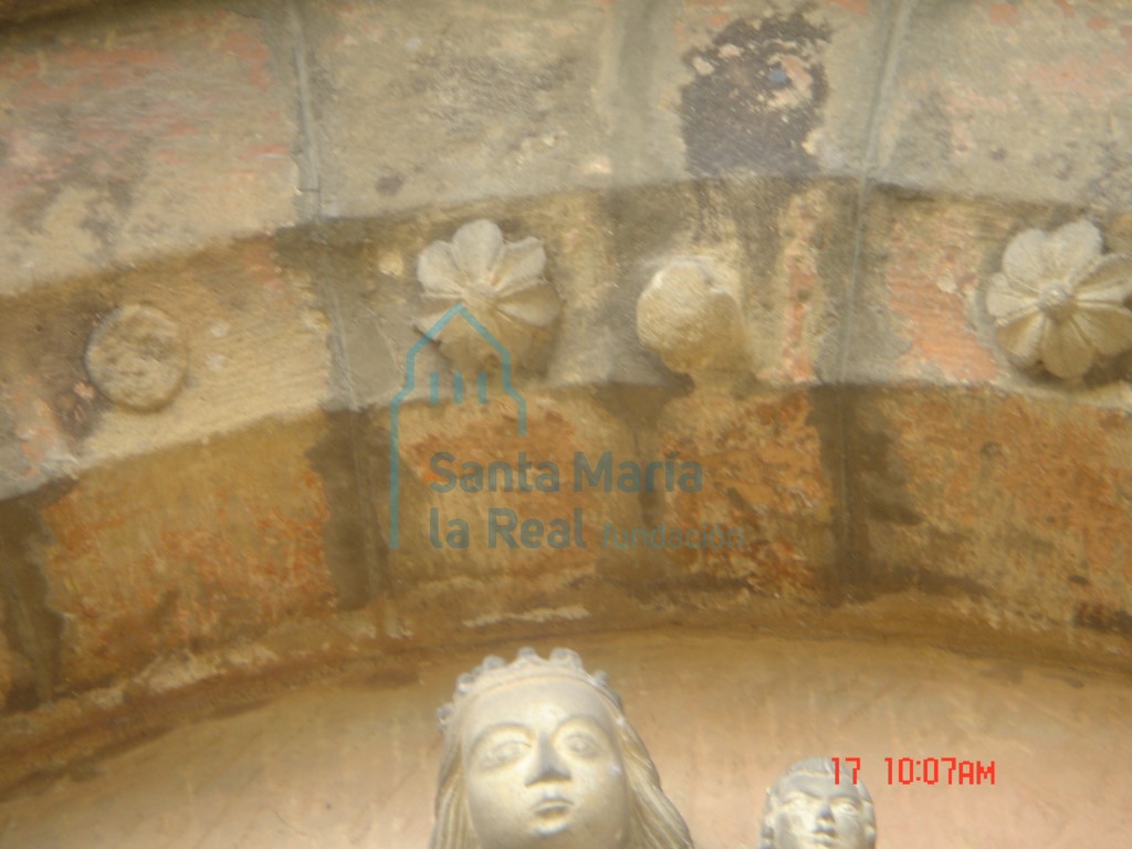 Detalle de la decoración de la arquivolta de la portada románica procedente de la iglesia de San Juan (La Pasera)