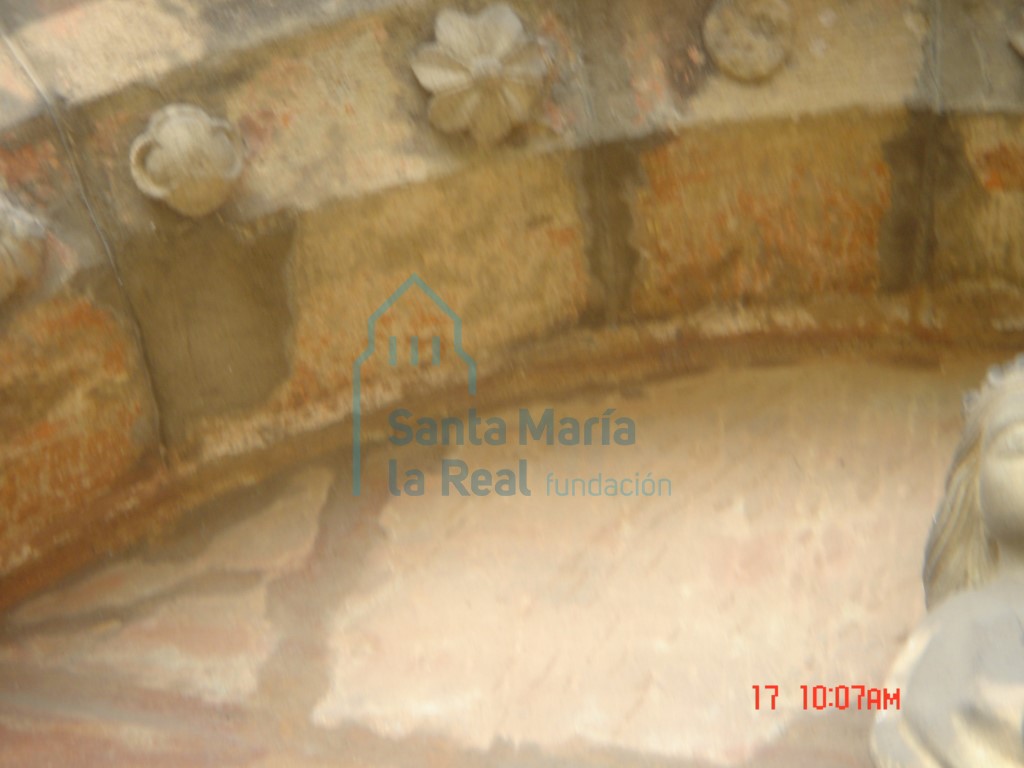 Detalle de la decoración de la arquivolta de la portada románica procedente de la iglesia de San Juan (La Pasera)