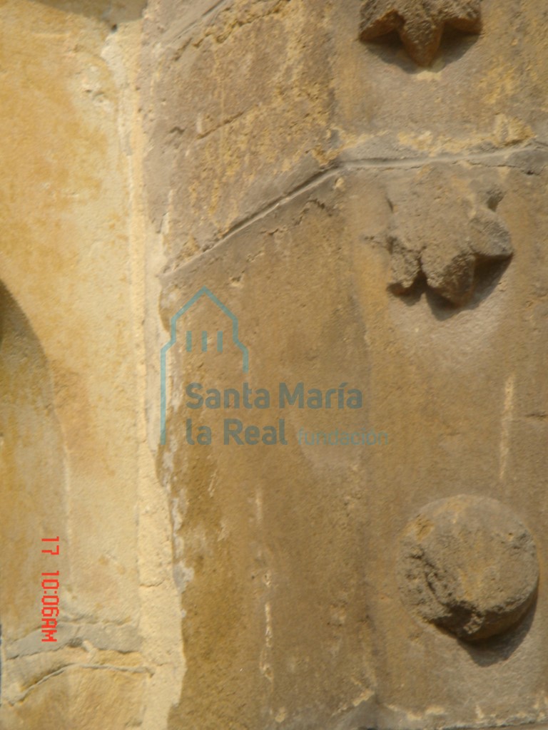 Detalle de la decoración de la arquivolta de la portada románica procedente de la iglesia de San Juan (La Pasera)