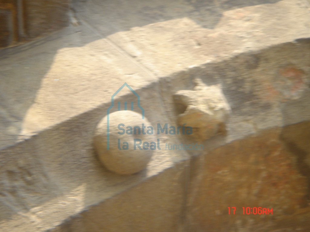 Detalle de la decoración de la arquivolta de la portada románica procedente de la iglesia de San Juan (La Pasera)