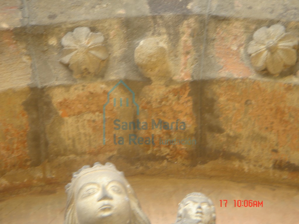 Detalle de la decoración de la arquivolta de la portada románica procedente de la iglesia de San Juan (La Pasera)
