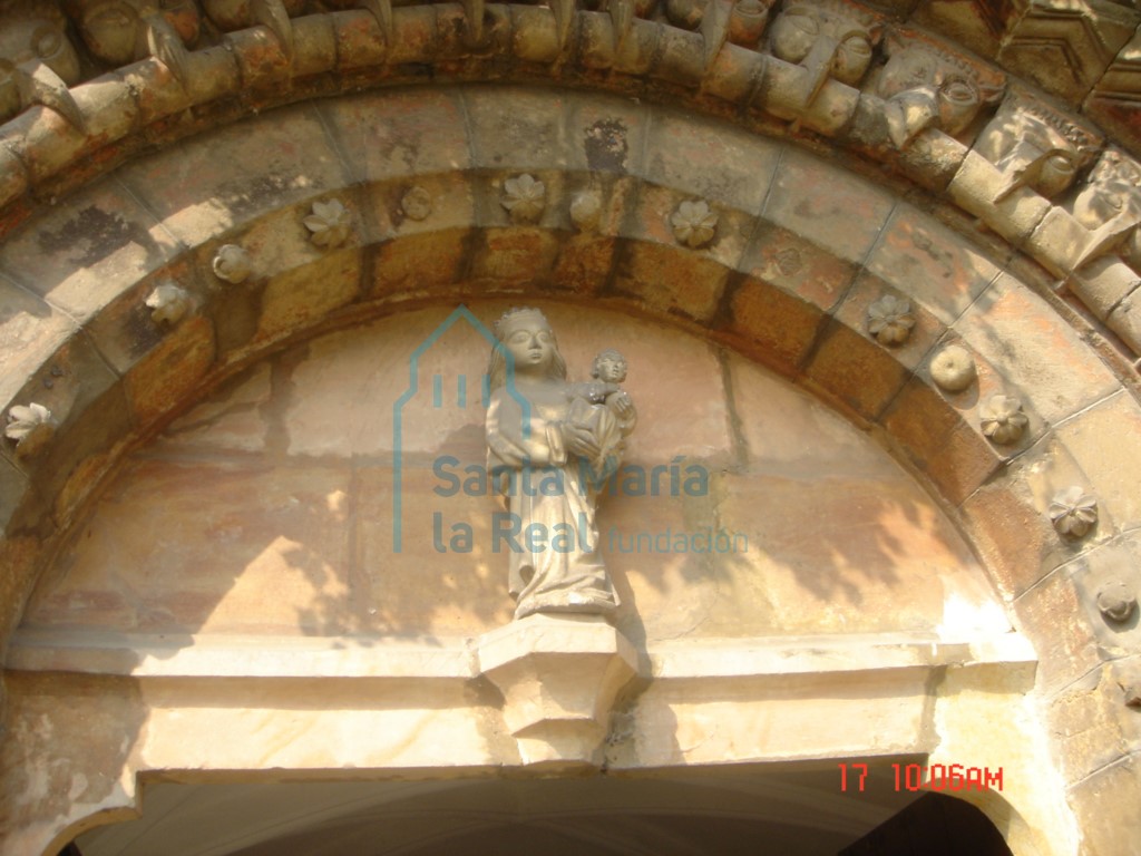 Detalle de la portada románica procedente de la iglesia de San Juan (La Pasera)