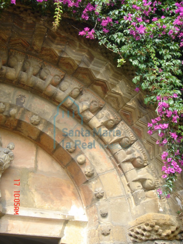 Detalle de la portada románica procedente de la iglesia de San Juan (La Pasera) Detalle de la portada románica procedente de la iglesia de San Juan (La Pasera)