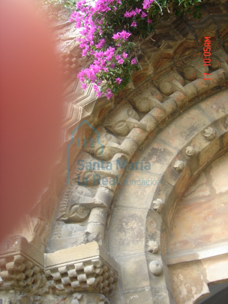 Detalle de la portada románica procedente de la iglesia de San Juan (La Pasera)