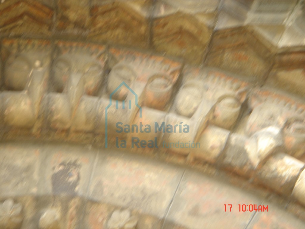 Detalle de las arquivoltas de la portada románica prodedente de la iglesia de San Juan (La Pasera). Break-heads (cabezas de pico)