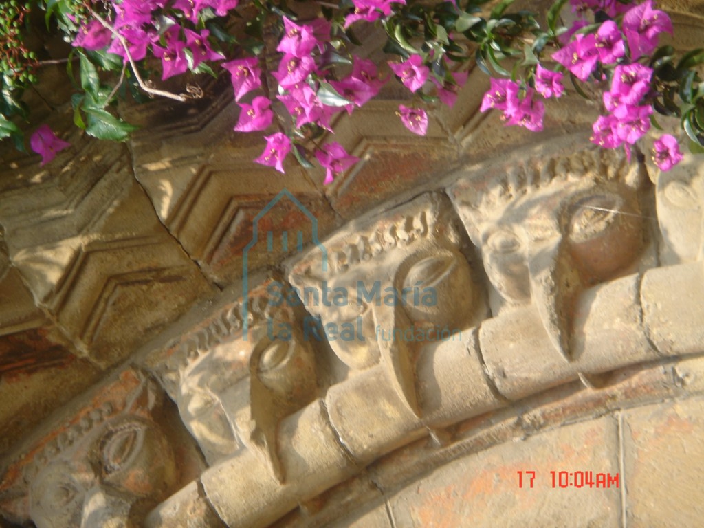 Detalle de las arquivoltas de la portada románica prodedente de la iglesia de San Juan (La Pasera). Break-heads (cabezas de pico)