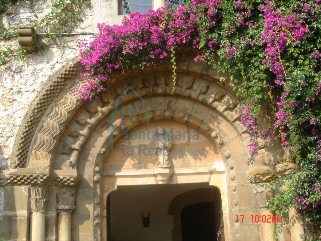 Detalle de la portada románica procedente de la iglesia de San Juan (La Pasera)