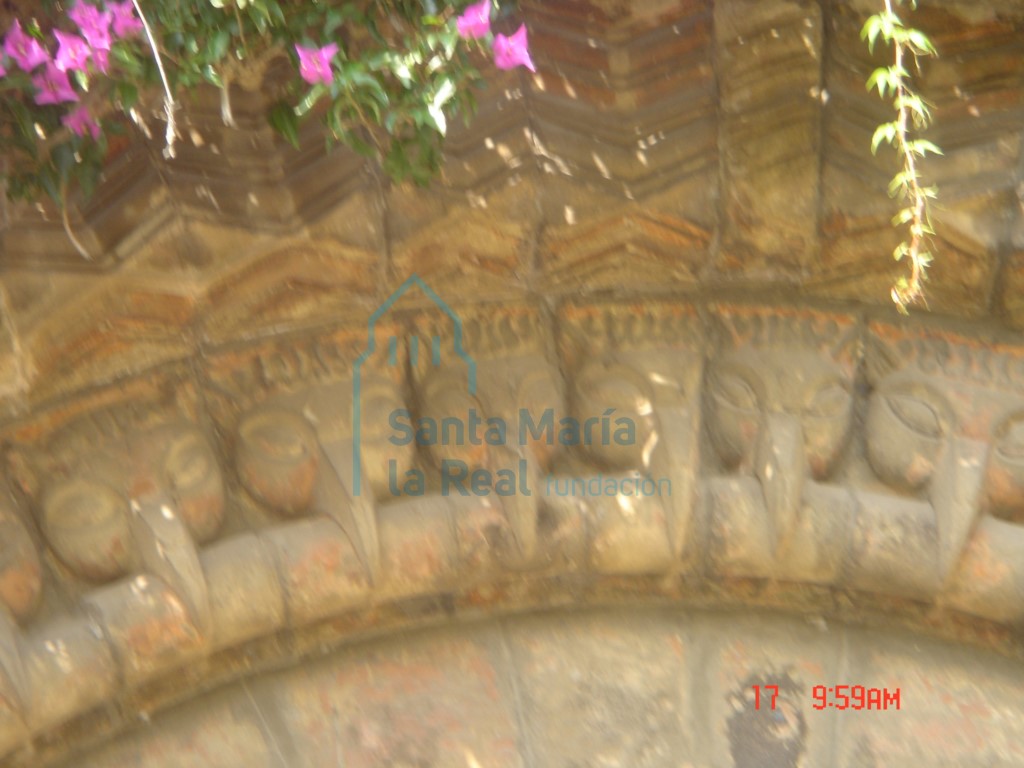 Detalle de las arquivoltas de la portada románica prodedente de la iglesia de San Juan (La Pasera). Break-heads (cabezas de pico)