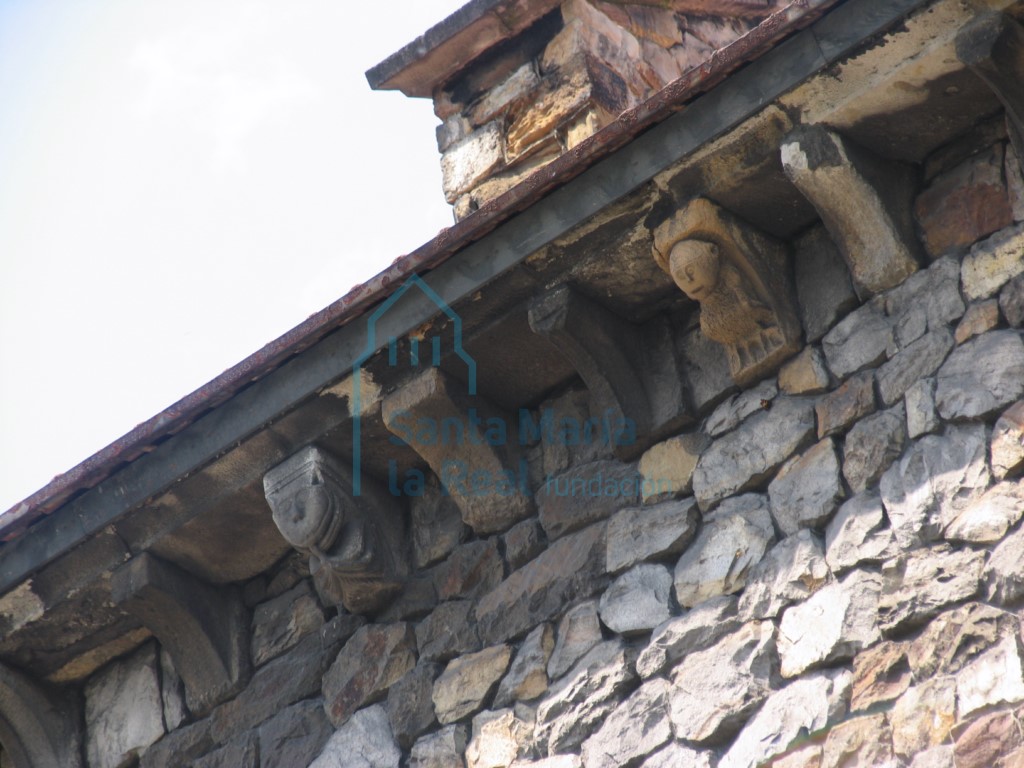 Detalle de los canecillos de la nave