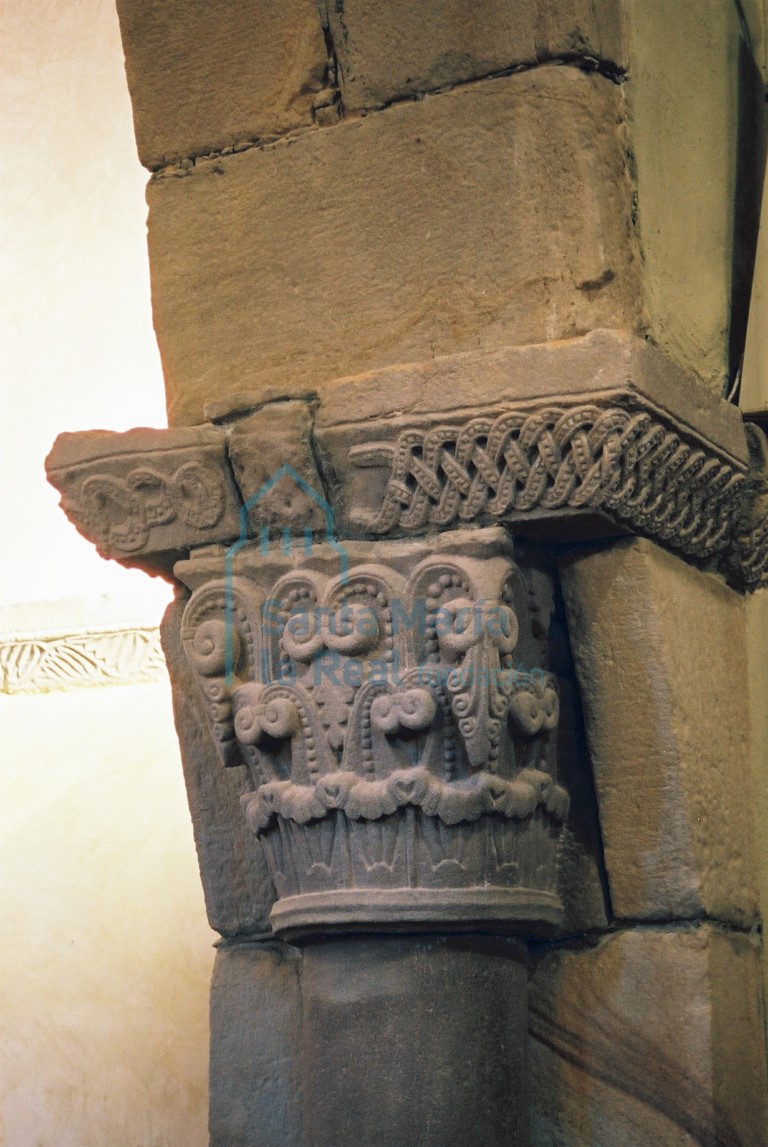 Capitel derecho del arco triunfal