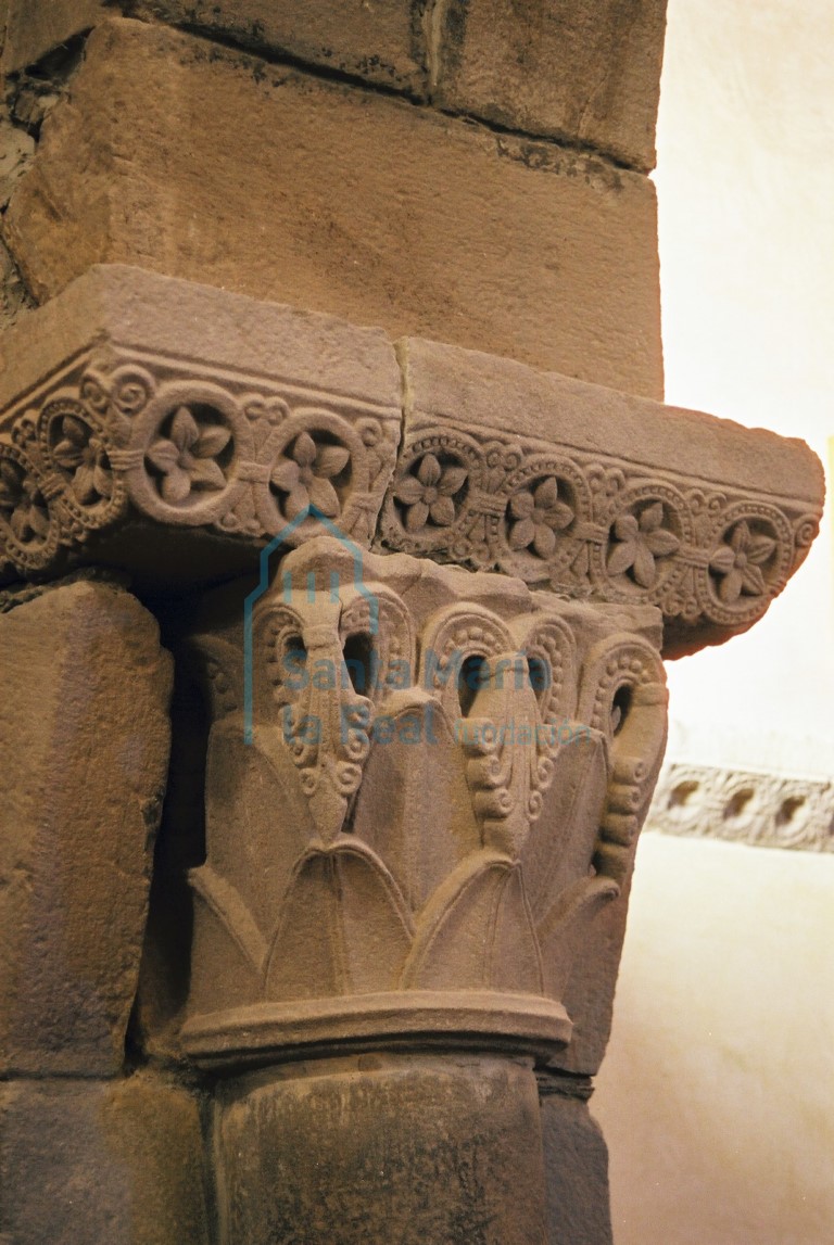 Capitel izquierdo del arco triunfal