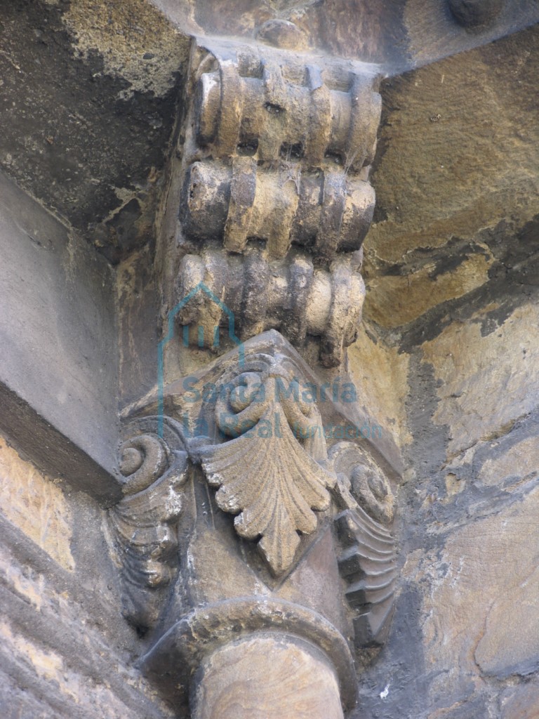 Detalle del capitel del ábside románico
