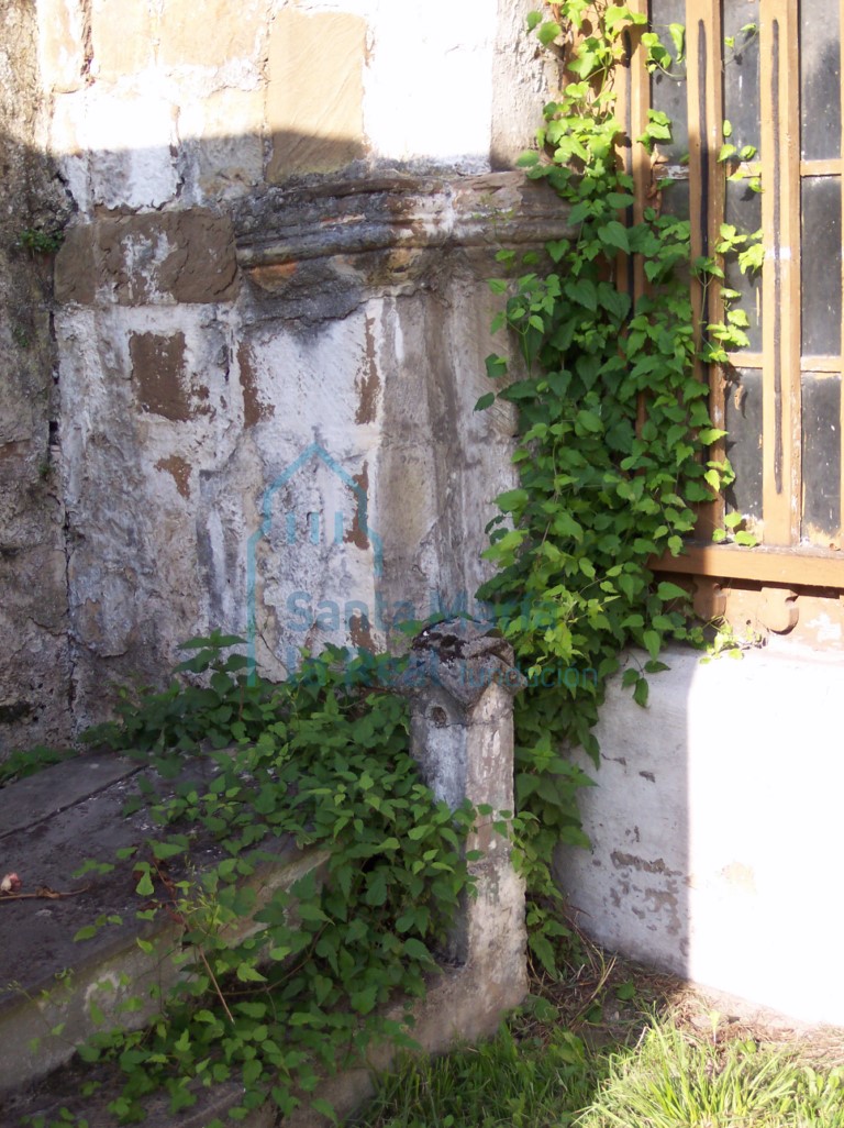 Jamba izquierda del arco triunfal del ábside, hoy entrada a la capilla del cementerio