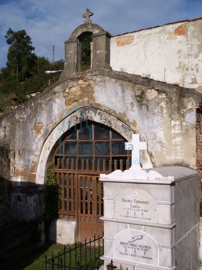Exterior del frente del ábside, hoy entrada a la capilla del cementerio