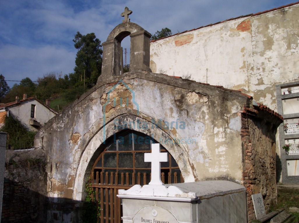Exterior del frente del ábside, hoy entrada a la capilla del cementerio