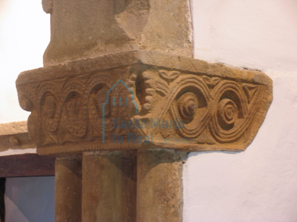 Capitel derecho caras externa y central