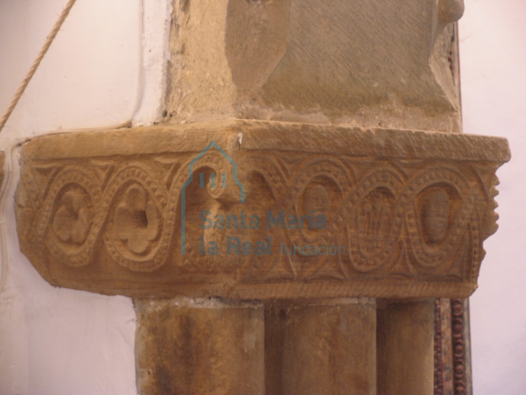 Capitel derecho caras interna y central