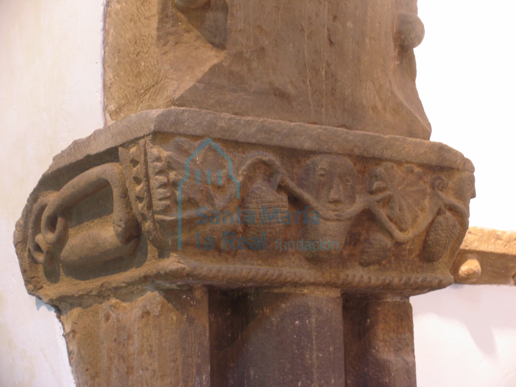 Capitel izquierdo