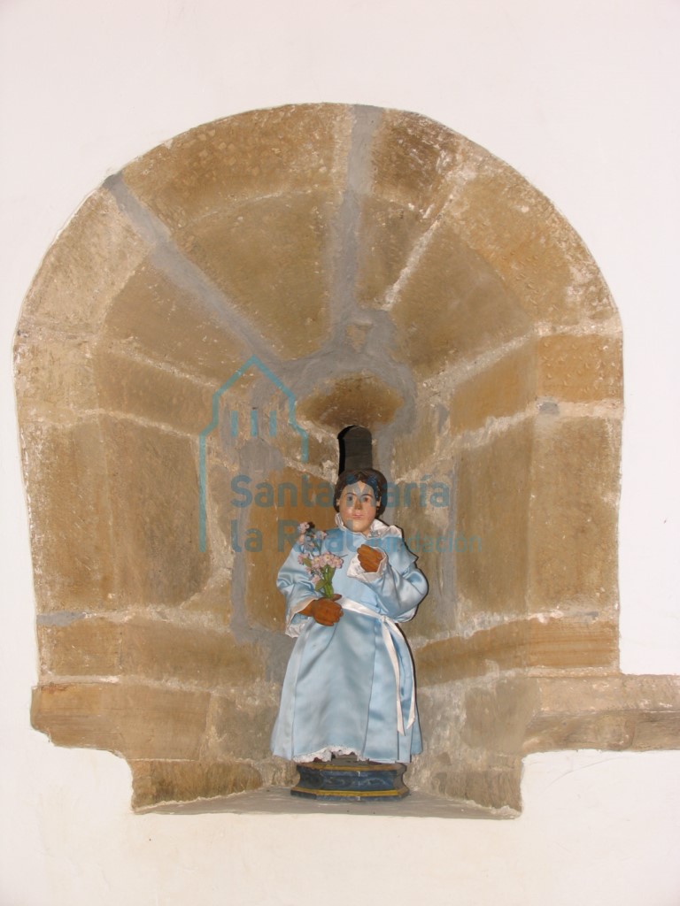 Hornacina con una escultura