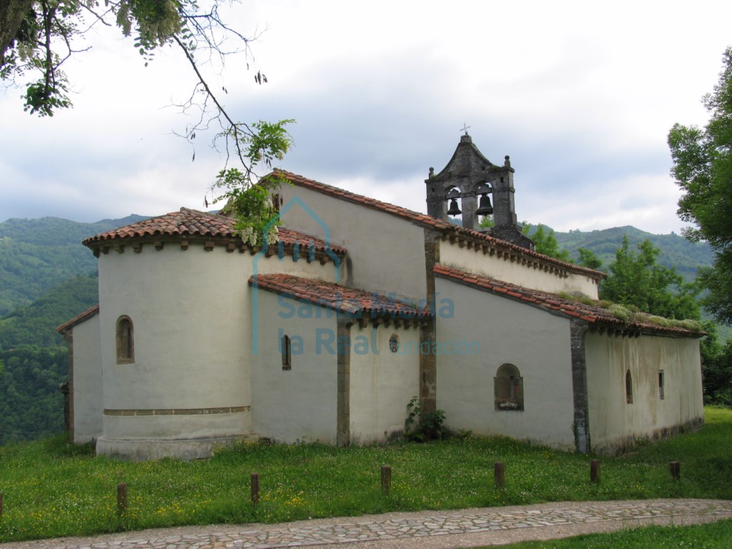 Cabecera y lateral norte