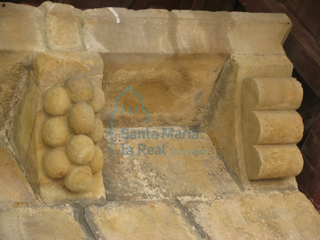 Canecillos de la portada