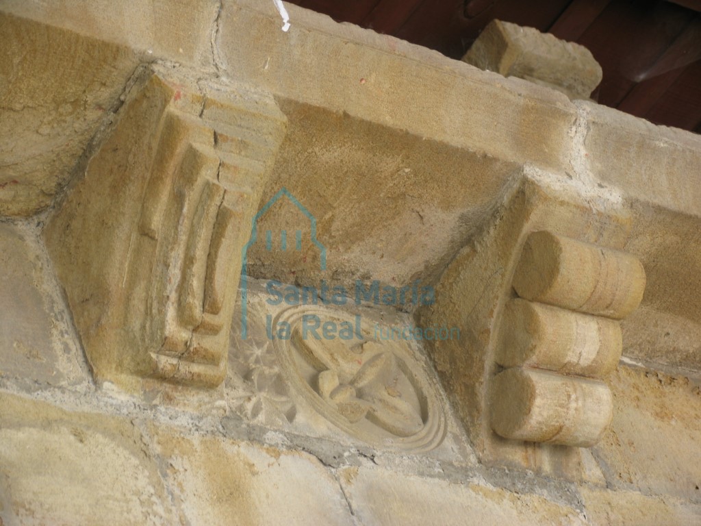Canecillos de la portada