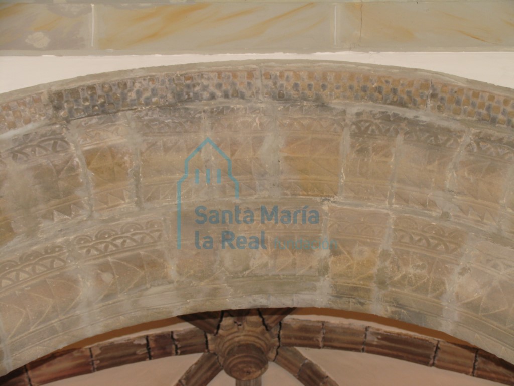 Detalle de la decoración de las arquivoltas del arco triunfal